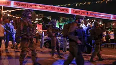 epa09929447 Israeli police at the scene of of a stabbing attack carried by a Palestinian in the ultra-Orthodox city of Elad, near Tel Aviv, Israel, 05 May 2022. Israeli Police report that three israeli were killed and four others get injured. EPA/ATEF SAFADI