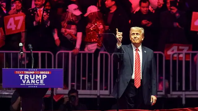 epa11837500 US President-elect Donald Trump arrives to address supporters at a rally at Capital One Arena in Washington, DC, USA, 19 January 2025. President-elect Donald Trump, who defeated Joe Biden to become the 47th president of the United States, will be inaugurated on 20 January, though all of the planned outdoor ceremonies and events have been cancelled due to a forecast of extreme cold temperatures. EPA/WILL OLIVER