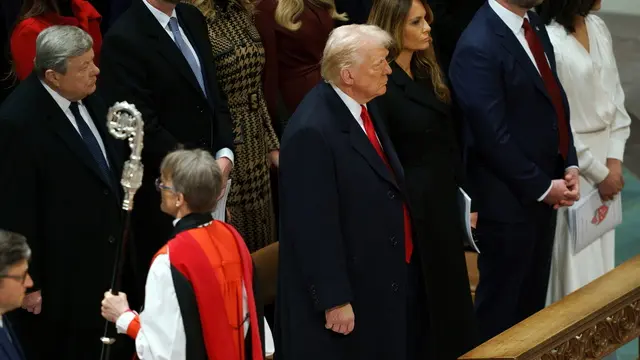 epa11842647 Reverend Mariann Edgar Budde (front) passes US President Donald Trump (C) during the National Prayer Service at the Washington National Cathedral in Washington, DC, USA, 21 January 2025. President Trump was inaugurated on 20 January in a ceremony at the US Capitol. EPA/WILL OLIVER