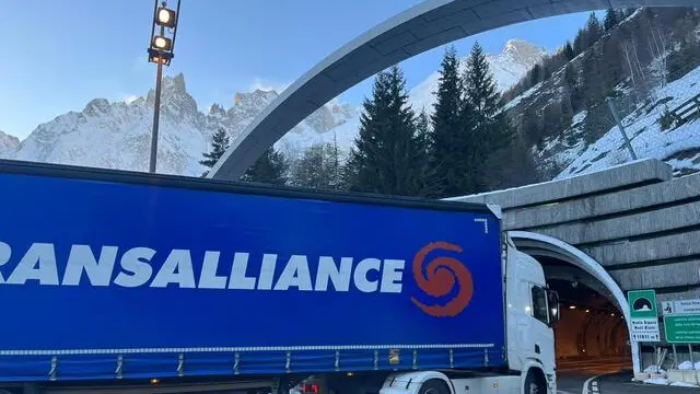 Il piazzale italiano della galleria, a Courmayeur (Aosta), 15 dicembre 2023. Il traforo del Monte Bianco riaperto dopo quasi nove settimane di chiusura per lavori. ANSA/US Geie Tmb +++ NO SALES, EDITORIAL USE ONLY +++ NPK +++