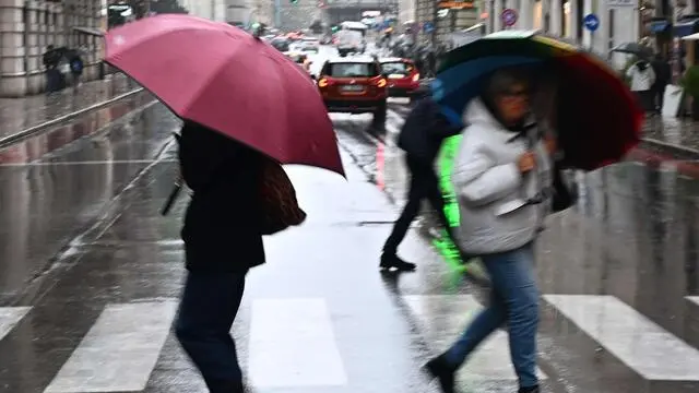 Piove forte a tratti, allagamenti diffusi sul territorio ligure. Scuole chiuse in via precauzionale in molti comuni, allerta arancione nel centro della regione, mentre nel Tigullio e nello spezzino il livello di allerta erossa per i grandi bacini dell'Entella.e del Magra.Genova, 08 ottobre 2024. ANSA/LUCA ZENNARO