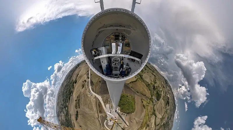 «Dall’alto verso il futuro: la nascita di un gigante dell’energia, la pala eolica», di Rodolfo Rudy Fenaroli