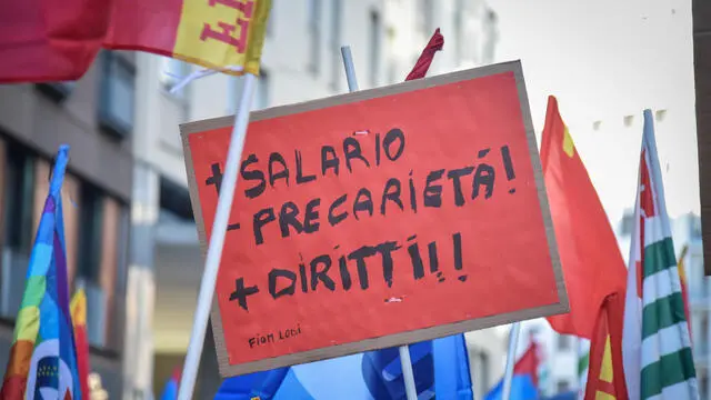 Sciopero regionale dei metalmeccanici con presidio davanti alla sede di Assolombarda Milano 15 Gennaio 2025 ANSA/MATTEO CORNER