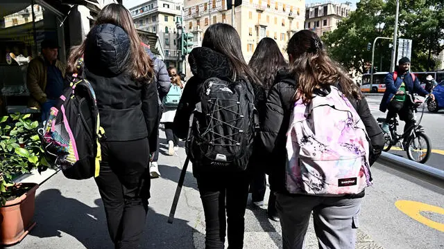 Studenti all'uscita dopo le lezioni. Genova, 06 marzo 2023 ANSA/LUCA ZENNARO