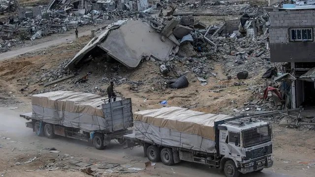 epa11844698 A humanitarian aid truck drives through destroyed buildings amid a ceasefire between Israel and Hamas, in the east of Rafah, southern Gaza Strip, 22 January 2025. According to the UN, hundreds of humanitarian aid trucks have entered the Gaza Strip since Israel and Hamas implemented the first phase of a hostage release and ceasefire deal on 19 January 2025. EPA/MOHAMMED SABER