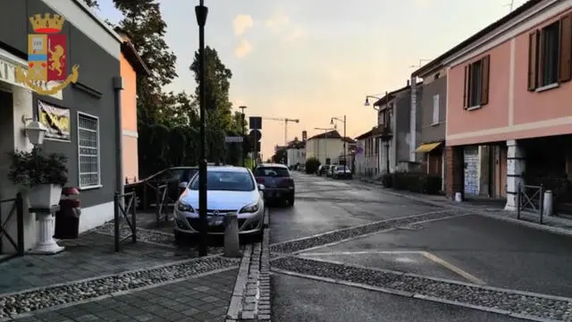 La Polizia di Stato di Brescia, dalle prime ore dell’alba sta eseguendo 6 misure cautelari emesse dall’Autorità Giudiziaria di Brescia nei confronti di un gruppo di persone, gravemente indiziate di aver ceduto sostanze stupefacenti ad una ragazza bresciana, causandone la morte per overdose, avvenuta a Brescia in data 23 agosto 2020.