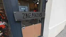 La spaccata al negozio di scarpe in corso Magenta