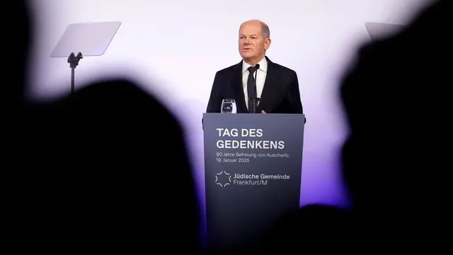 epa11836992 German Chancellor Olaf Scholz delivers a speech during a commemoration ceremony of 80 anniversary of the liberation of Auschwitz cconcentration Camp at the jewish community in Frankfurt, Germany, 19 January 2025. EPA/RONALD WITTEK