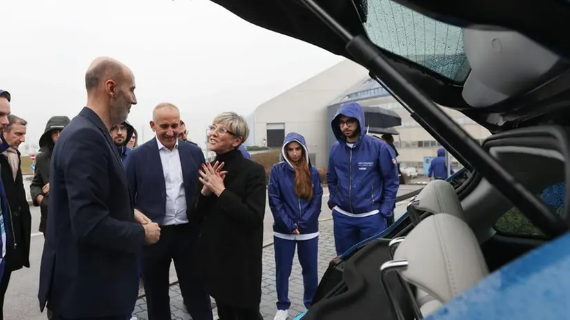 Sergio Savaresi (s) professore del politecnico di Milano, Laura Castelletti sindaca di Brescia e Renato Mazzoncini amministratore delegato A2A, l’automobile a guida autonoma, car sharing di Brescia , 22 gennaio 2025. Ansa Filippo Venezia
