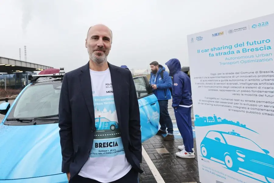 professore Sergio Savaresi , automobile a guida autonoma, car sharing di Brescia , 22 gennaio 2025. Ansa Filippo Venezia