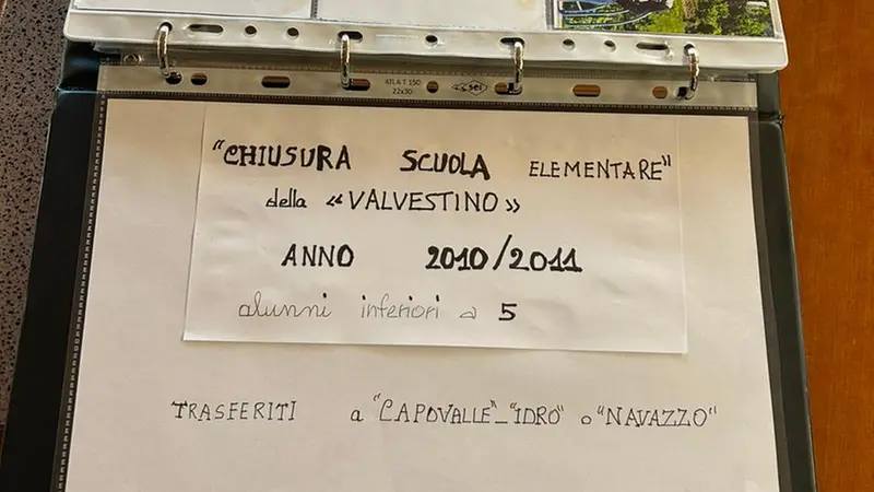 Un foglio scritto per la chiusura della scuola elementare a Valvestino © www.giornaledibrescia.it