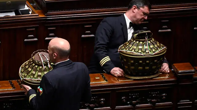 Commessi con le urne alla fine della votazione in Parlamento per la nomina del nuovo giudice della Corte Costituzionale, Roma, 30 ottobre 2024. ANSA/RICCARDO ANTIMIANI