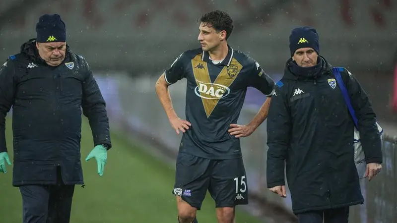 L'uscita dal campo di Cistana dopo l'infortunio a Bari - Foto New Reporter © www.giornaledibrescia.it