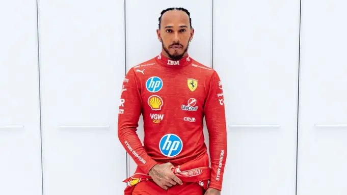 Lewis Hamilton con la tuta Ferrari - Foto Instagram