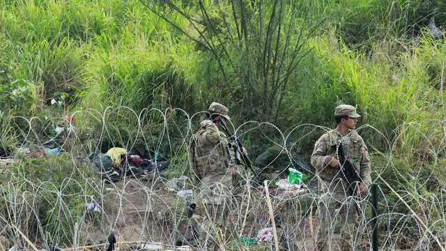 epa10624044 US soldiers guard the banks of the Rio Bravo (Grande River), in Matamoros, Mexico, 12 May 2023. The crisis that arose in the last hours of Title 42 in the US has ended for the moment. The massive crossings of migrants across the Rio Grande into the United States has ceased, as the US military continues to extend the barbed wire along the banks of the Grande River. EPA/Abraham Pineda Jacome