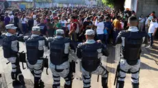 epa11839674 National Guard personnel block the advance of migrants to immigration offices in the municipality of Tapachula in Chiapas, Mexico, 20 January 2025. Mexican authorities warned migrants on the southern border of the upcoming end of 'CBP One,' a US Customs and Border Protection application that allows them to manage asylum appointments from Mexico in light of Donald Trump's return to the White House. EPA/JUAN MANUEL BLANCO