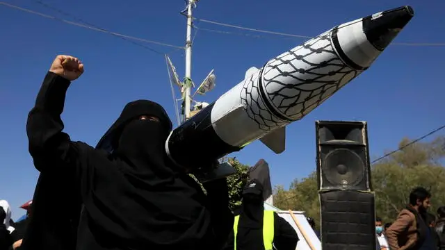 epa11844756 A protester shouts slogans while carrying a mock rocket during a pro-Palestinian rally in Sana'a, Yemen, 22 January 2025. Yemen's Houthis have vowed to limit their Red Sea attacks to Israel-linked vessels during a Gaza ceasefire deal reached by Israel and Hamas, threatening to keep up their missile-drone attacks against Israel in support of the Palestinians in case Israel backtracks from it, Houthi leader Abdul-Malik al-Houthi has said in a televised speech. Israel and Hamas implemented the first phase of a hostage release and ceasefire deal on 19 January 2025. EPA/YAHYA ARHAB