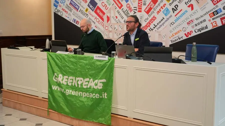 Valori di Pfas, la raccolta dei campioni di Greenpeace