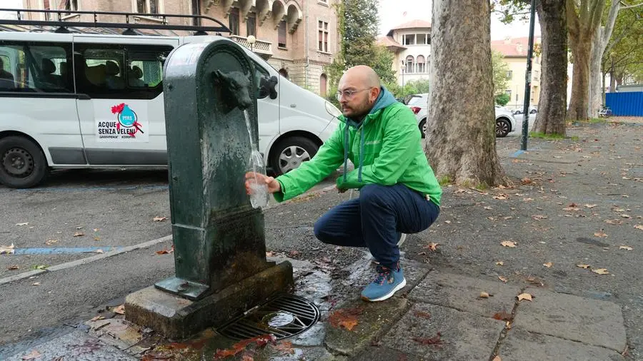 Valori di Pfas, la raccolta dei campioni di Greenpeace