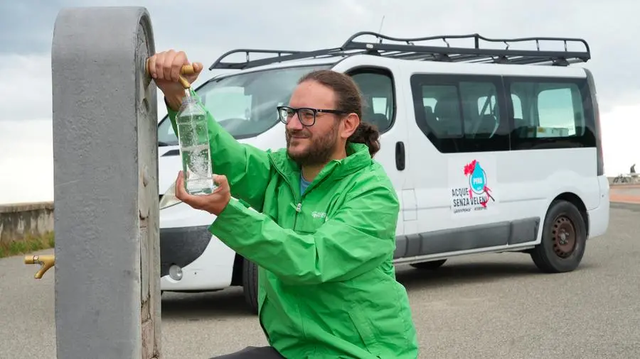 Valori di Pfas, la raccolta dei campioni di Greenpeace