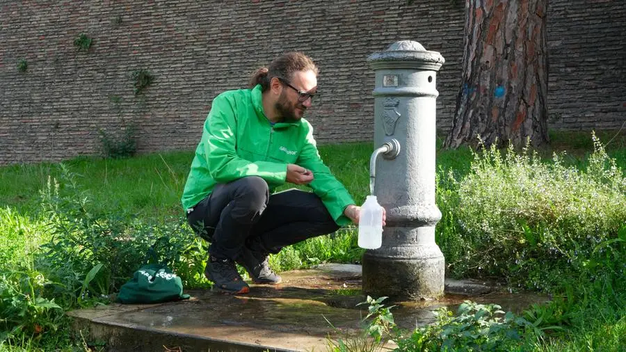 Valori di Pfas, la raccolta dei campioni di Greenpeace