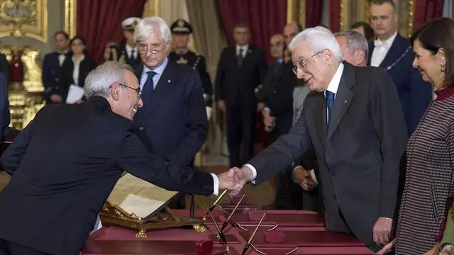 Il presidente della Repubblica Sergio Mattarella, con il presidente del Senato Pietro Grasso e la presidente della Camera Laura Boldrini, nel corso della cerimonia di giuramento del nuovo giudice della Corte Costituzionale Giovanni Amoroso, Palazzo del Quirinale, Roma, 13 novembre 2017. ANSA/UFFICIO STAMPA QUIRINALE/PAOLO GIANDOTTI +++ ANSA PROVIDES ACCESS TO THIS HANDOUT PHOTO TO BE USED SOLELY TO ILLUSTRATE NEWS REPORTING OR COMMENTARY ON THE FACTS OR EVENTS DEPICTED IN THIS IMAGE; NO ARCHIVING; NO LICENSING +++