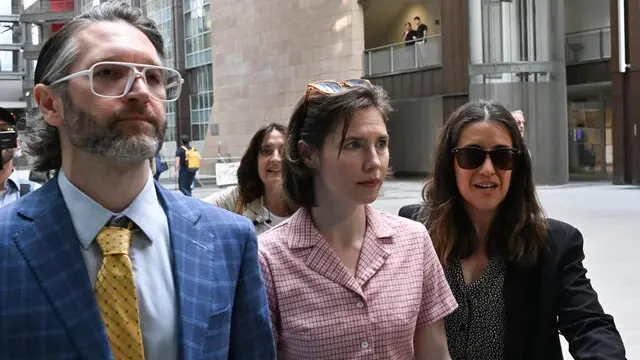 epa11390609 US citizen Amanda Knox (C), flanked by her husband Christopher Robinson (L), arrives at the courthouse in Florence, central Italy, 05 June 2024, before a hearing in a slander case related to her jailing and later acquittal for the murder of her British roommate in 2007. Knox was only 20 when she and her Italian then-boyfriend were arrested for the killing of 21-year-old fellow student Meredith Kercher at the girls' shared home in Perugia. The murder began a long legal saga where Knox was found guilty, acquitted, found guilty again and finally cleared of all charges in 2015. EPA/CLAUDIO GIOVANNINI