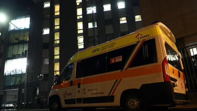 Un'ambulanza all'esterno dell'ospedale Valduce di Como. In questi giorni le strutture sanitarie del territorio faticano ad affrontare l'emergenza sanitaria dovuta alla diffusione del Covid 19. Como 10 Novembre 2020. ANSA / MATTEO BAZZI