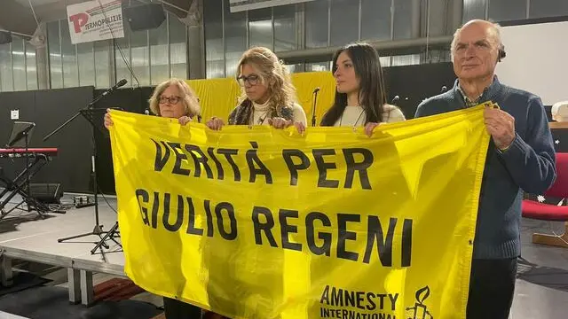 Da un lato una fila di pettini, dall'altro una fila di gomitoli. Tutti del colore di Giulio Regeni e del popolo che chiede verità sulla sua morte: il giallo. Una volta dato il via, filati e pettini, movimentati da un gruppo di volontari, hanno costruito un telaio al centro del piazzale dei Tigli a Fiumicello (Udine) come a voler sciogliere i nodi. E' il flash mob promosso questa sera dalla famiglia di Giulio Regeni, per sottolineare che "tutti i nodi vengono al pettine", 25 gennaio 2024. ANSA/ALICE FUMIS