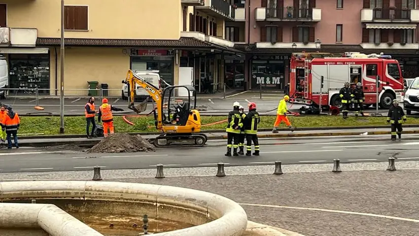 L'intervento per la fuga di gas a Sarezzo - © www.giornaledibrescia.it