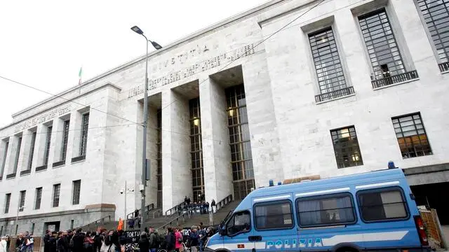 Presidio degli anarchici in solidarietà ad Alfredo Cospito davanti a palazzo di giustizia a Milano, 24 marzo 2023.ANSA/MOURAD BALTI TOUATI