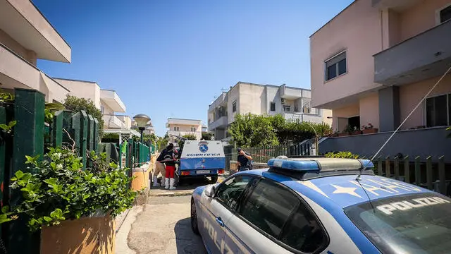 E' giallo sulla morte di un uomo di 79 anni il cui cadavere segnato da una ferita al capo, è stato ritrovato la scorsa notte in un vialetto all'interno di un parco a Giugliano (Napoli). Sul posto, in via Staffetta, erano circa le 2, sono giunte una volante del locale commissariato di polizia e un'ambulanza del 118, ma per l'uomo non c'era già più niente da fare e i medici non hanno potuto fare altro che constatarne l'avvenuto decesso. Si indaga sulla vita privata dell'uomo che non ha precedenti penali. Napoli 17 Luglio 2024. ANSA/CESARE ABBATE/