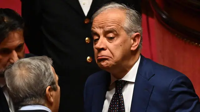 Il ministro Matteo Piantedosi parla con Maurizio Gasparri, al termine del question time al Senato, Roma 23 gennaio 2025. ANSA/MAURIZIO BRAMBATTI