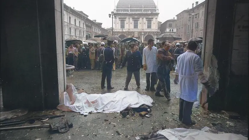 Un'immagine a colori dopo lo scoppio della bomba - Foto B. Massafi/Eden (colorazione Socialbeat-AI)