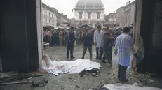 Un'immagine a colori dopo lo scoppio della bomba - Foto B. Massafi/Eden (colorazione Socialbeat-AI)