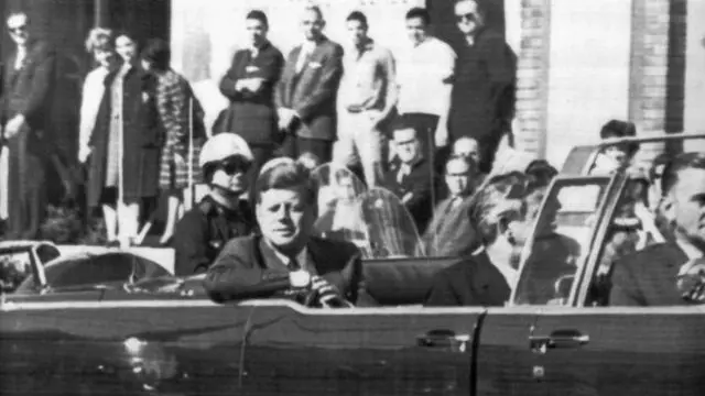 John Fitzgerald Kennedy a bordo della limousine presidenziale in Dealey Plaza a Dallas, poco prima di essere ucciso. ANSA / ARCHIVIO