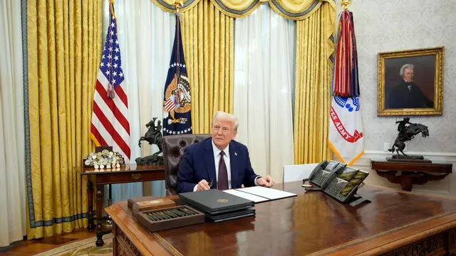 epa11848355 US President Donald Trump signs executive orders in the Oval Office of the White House in Washington, DC, USA, 23 January 2025. EPA/YURI GRIPAS / POOL