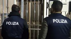 Cinque persone sono state arrestate dalla Polizia di Stato, su disposizione della Procura della Repubblica di Gela, tre in carcere e due ai domiciliari, con l'accusa di porto e detenzione di armi da guerra, 12 novembre. L'attività di polizia giudiziaria, tuttora in corso con numerose perquisizioni, sta vedendo impegnati i poliziotti del Commissariato di Pubblica Sicurezza con il supporto della Squadra Mobile di Caltanissetta e della Squadra Mobile di Brescia, unità cinofile e del Reparto Volo della Polizia di Stato. ANSA/ UFFICIO STAMPA POLIZIA +++ ANSA PROVIDES ACCESS TO THIS HANDOUT PHOTO TO BE USED SOLELY TO ILLUSTRATE NEWS REPORTING OR COMMENTARY ON THE FACTS OR EVENTS DEPICTED IN THIS IMAGE; NO ARCHIVING; NO LICENSING +++ NPK +++