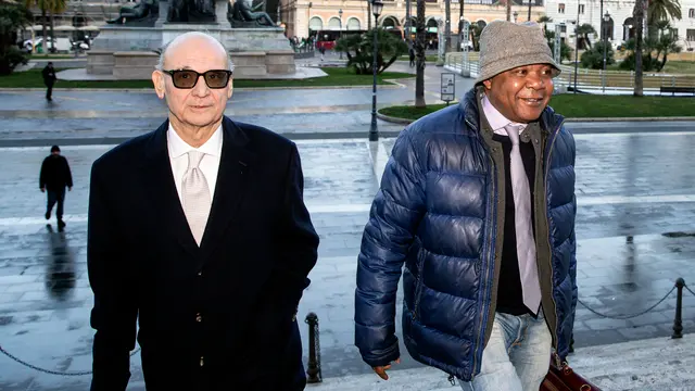 Patrick Lumumba (D) con il suo avvocato Carlo Pacelli (S) arrivano in Cassazione per la sentenza sul ricorso per la condanna ad Amanda Knox per calunnia nei confronti di Patrick Lumumba nel processo dell'omicidio di Meredith Kercher, Roma, 23 gennaio 2025. ANSA/ANGELO CARCONI