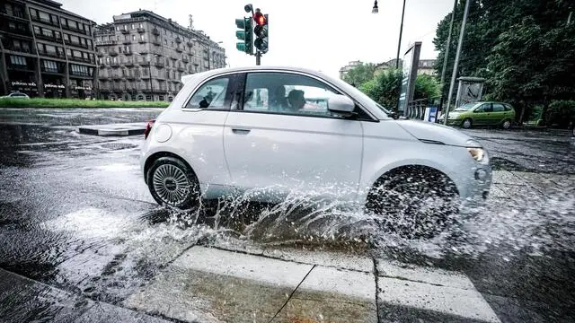 Maltempo: pioggia intensa e vento forte si sono abbattuti nel centro città. Torino 01 luglio 2024 ANSA/TINO ROMANO