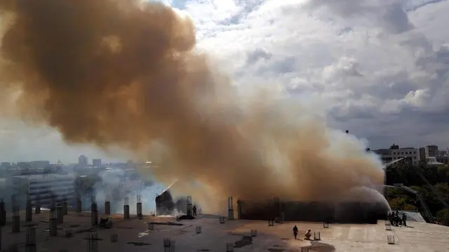 epa07754630 Russian fire fighters extinguish an old burning building of a former factory burns on the square of 5,000 square meters in the center of Moscow, Russia, 03 August 2019. The fire made a threat to a nearby petrol station. EPA/MAXIM SHIPENKOV