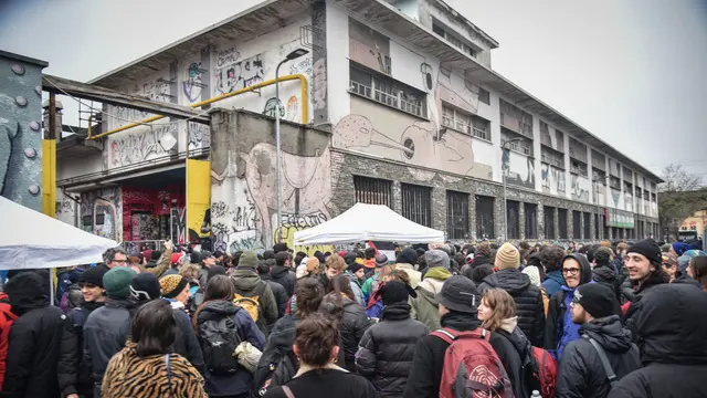 Presidio al centro sociale Leoncavalloi in attesa dell’ufficiale giudiziario per il futuro sfratto, Milano 10 Dicembre 2024 ANSA/MATTEO CORNER