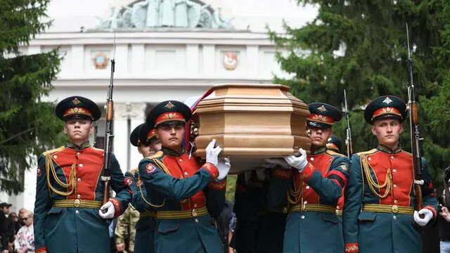 epa10773500 Russian soldiers carry the coffin of late photojournalist Rostislav Zhuravlev during his funeral ceremony in Yekaterinburg, Russia, 28 July 2023. Rostislav Zhuravlev, who worked as a correspondent for RIA Novosti news agency, died during shelling at an area near the frontline in Ukraine on 22 July 2023, the agency reported. He was reportedly killed in a bombardment that injured at least three other journalists in Ukraine's southeastern Zaporizhia region. The Russian Ministry of Defence accused Ukrainian forces of using cluster munitions in the attack. EPA/VLADIMIR PODOKSYONOV