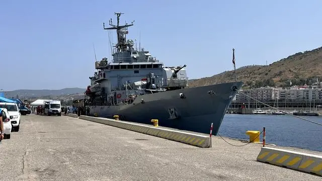 Nave Cassiopea della Marina militare in porto Reggio Calabria con 500 migranti