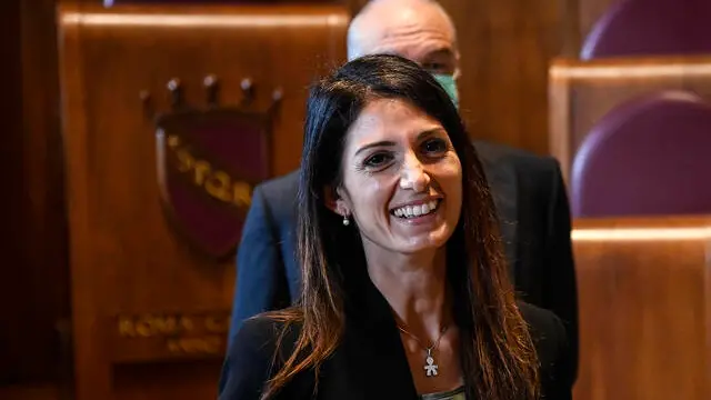 Il sindaco uscente Virginia Raggi durante l’incontro in Campidoglio con il candidato del centrodestra a sindaco di Roma, Enrico Michetti, Roma, 8 ottobre 2021. ANSA/RICCARDO ANTIMIANI