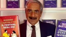 Il giornalista con il libro - Foto Facebook