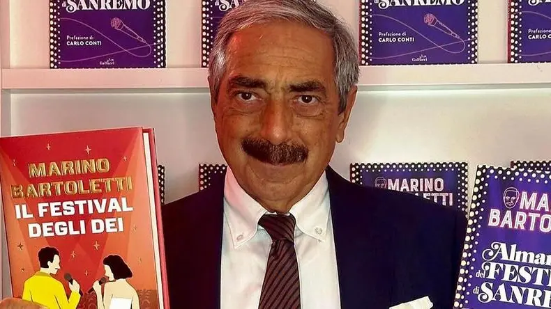 Il giornalista con il libro - Foto Facebook