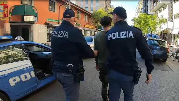 Un'immagine dell'operazione antidroga della Polizia eseguita dal personale della Questura di Udine e del Servizio Centrale Operativo nei confronti di 30 cittadini stranieri ritenuti responsabili di spaccio di sostanze stupefacenti. Al momento sono stati eseguiti 22 arresti ritardati, 29 marzxo 2019. ANSA/UFFICIO STAMPA POLIZIA ++ NO SALES, EDITORIAL USE ONLY ++