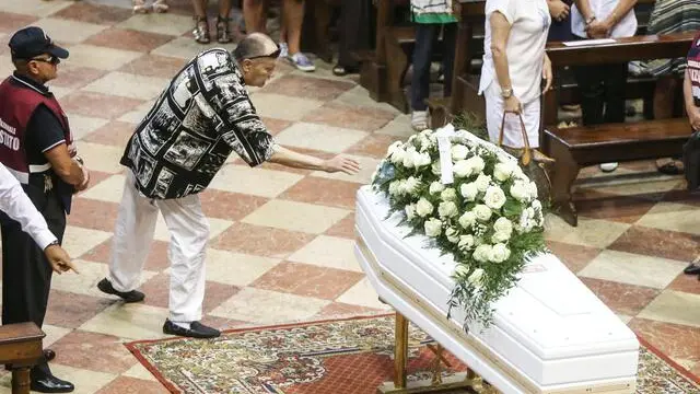 Un uomo si avvicina al feretro di Nadia Toffa, Brescia 16 agosto 2019. ANSA/SIMONE VENEZIA