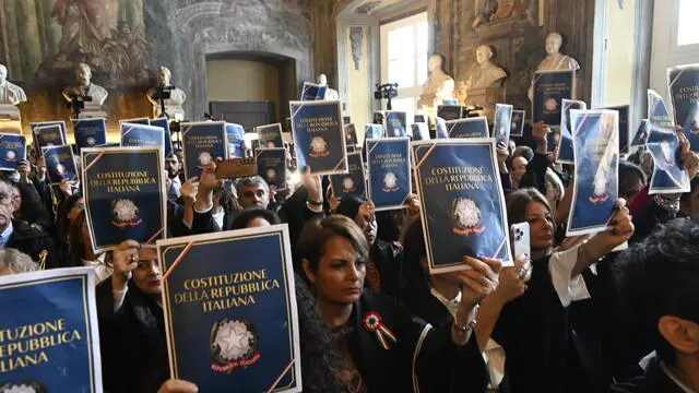 I magistrati del distretto di Napoli durante la protesta contro la riforma della separazione delle carriere che ha avuto il primo sì della Camera la scorsa settimana, nel giorno dell'inaugurazione dell'anno giudiziario del Distretto della Corte d'Appello di Napoli, con il ministro della Giustizia Nordio, Napoli, 25 gennaio 2025. ANSA/ CIRO FUSCO